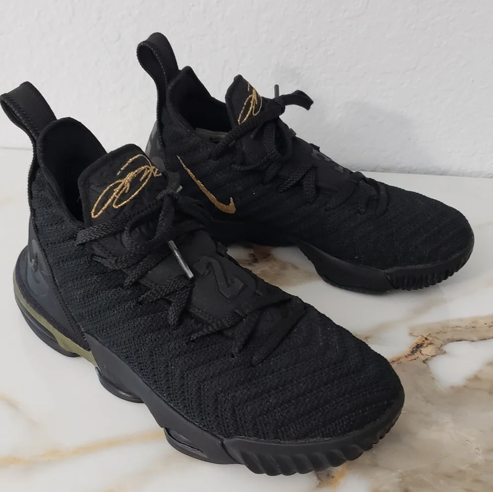 Nike LeBron 16 GS I'm King black metallic gold size 5.5 youth basketball tennis